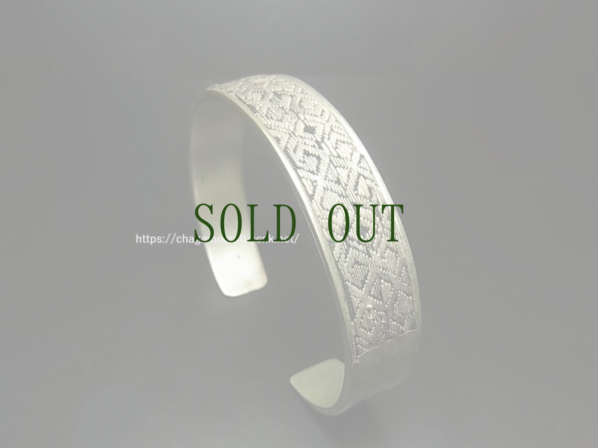 画像1: 貴州省ミャオ族の刺繍古裂バングル(苗銀)　Old embroidery Miao silver bangle　 (1)