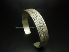 画像1: 貴州省ミャオ族の刺繍古裂バングル(苗銀)　Old embroidery Miao silver bangle　 (1)