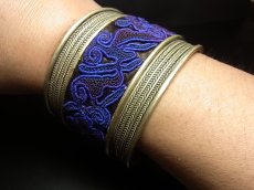 画像6: 貴州省ミャオ族の刺繍古裂バングル(苗銀)　Old embroidery Miao silver bangle　 (6)
