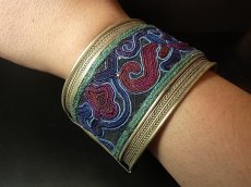 画像6: 貴州省ミャオ族の刺繍古裂バングル(苗銀)　Old embroidery Miao silver bangle　 (6)