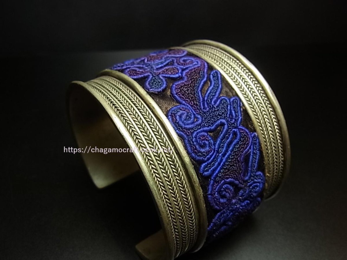 画像1: 貴州省ミャオ族の刺繍古裂バングル(苗銀)　Old embroidery Miao silver bangle　 (1)