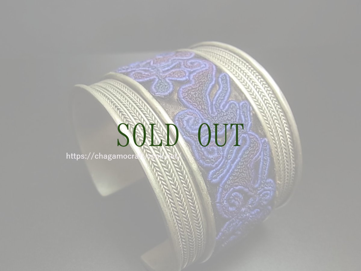画像1: 貴州省ミャオ族の刺繍古裂バングル(苗銀)　Old embroidery Miao silver bangle　 (1)