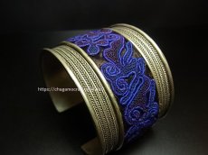 画像1: 貴州省ミャオ族の刺繍古裂バングル(苗銀)　Old embroidery Miao silver bangle　 (1)