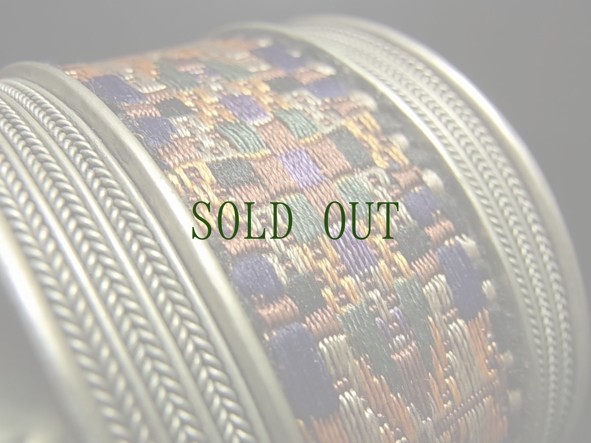 画像4: 貴州省ミャオ族の刺繍古裂バングル(苗銀)　Old embroidery Miao silver bangle　 (4)