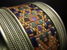 画像4: 貴州省ミャオ族の刺繍古裂バングル(苗銀)　Old embroidery Miao silver bangle　 (4)