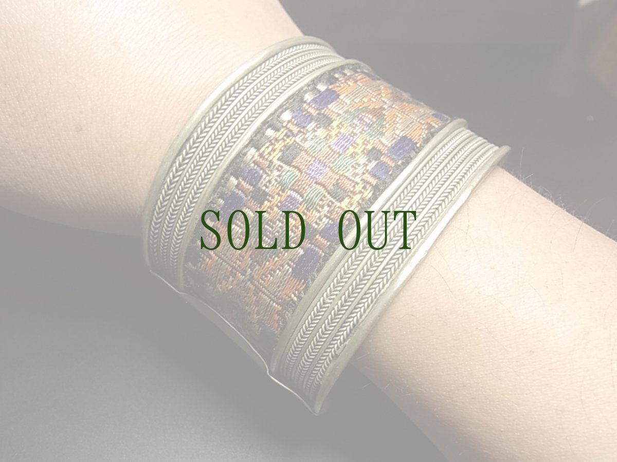 画像6: 貴州省ミャオ族の刺繍古裂バングル(苗銀)　Old embroidery Miao silver bangle　 (6)