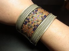 画像6: 貴州省ミャオ族の刺繍古裂バングル(苗銀)　Old embroidery Miao silver bangle　 (6)