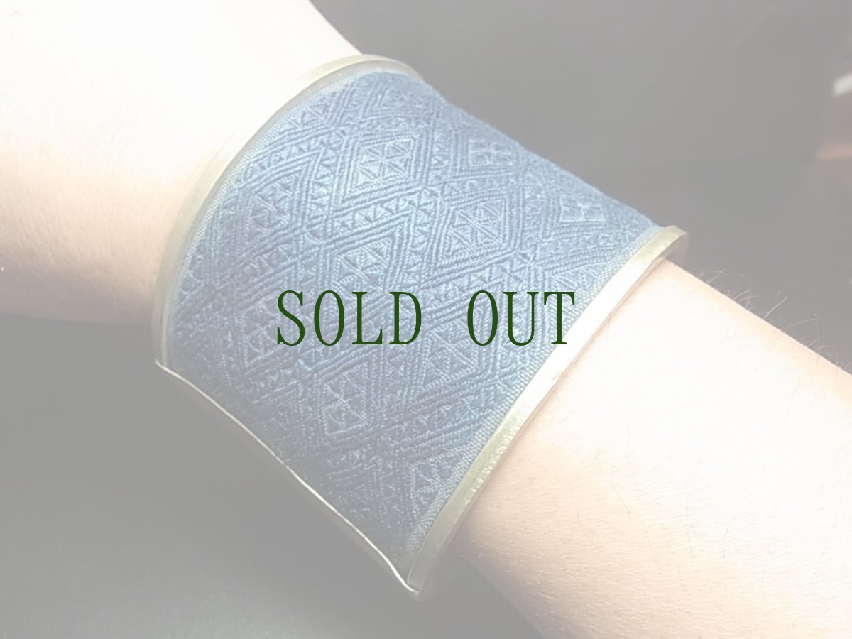 画像6: 貴州省ミャオ族の刺繍古裂バングル(苗銀)　Old embroidery Miao silver bangle　 (6)