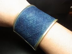 画像6: 貴州省ミャオ族の刺繍古裂バングル(苗銀)　Old embroidery Miao silver bangle　 (6)