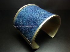 画像2: 貴州省ミャオ族の刺繍古裂バングル(苗銀)　Old embroidery Miao silver bangle　 (2)
