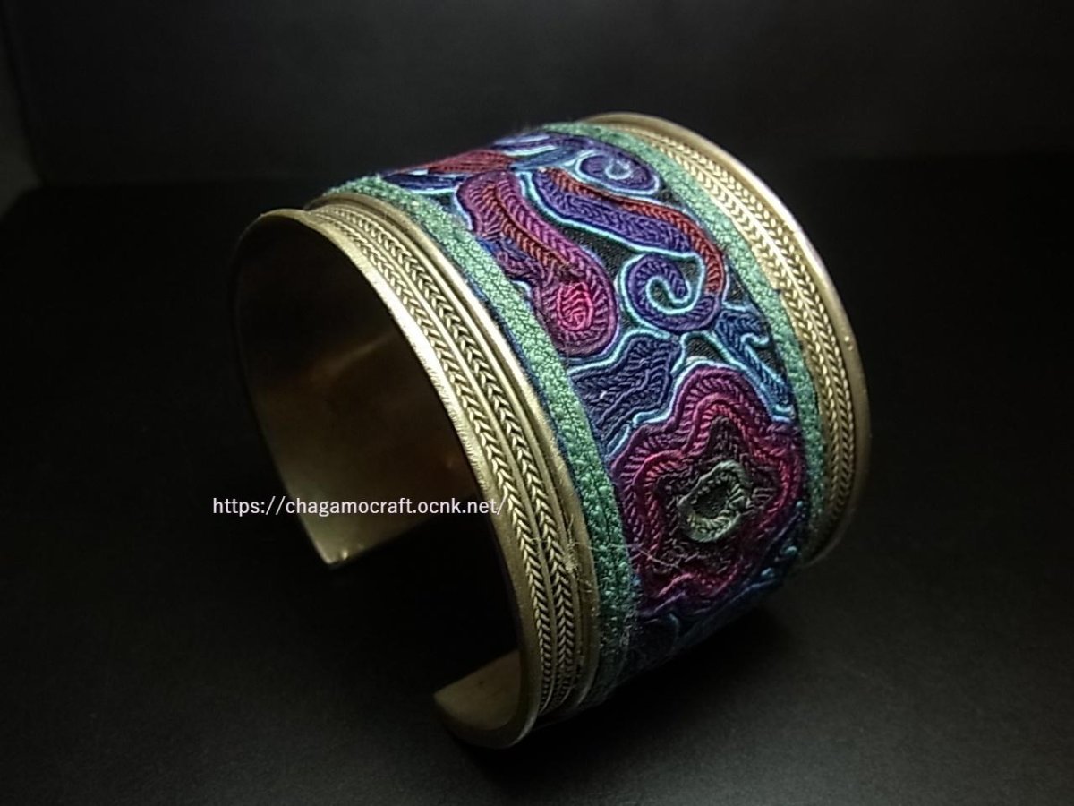 画像1: 貴州省ミャオ族の刺繍古裂バングル(苗銀)　Old embroidery Miao silver bangle　 (1)