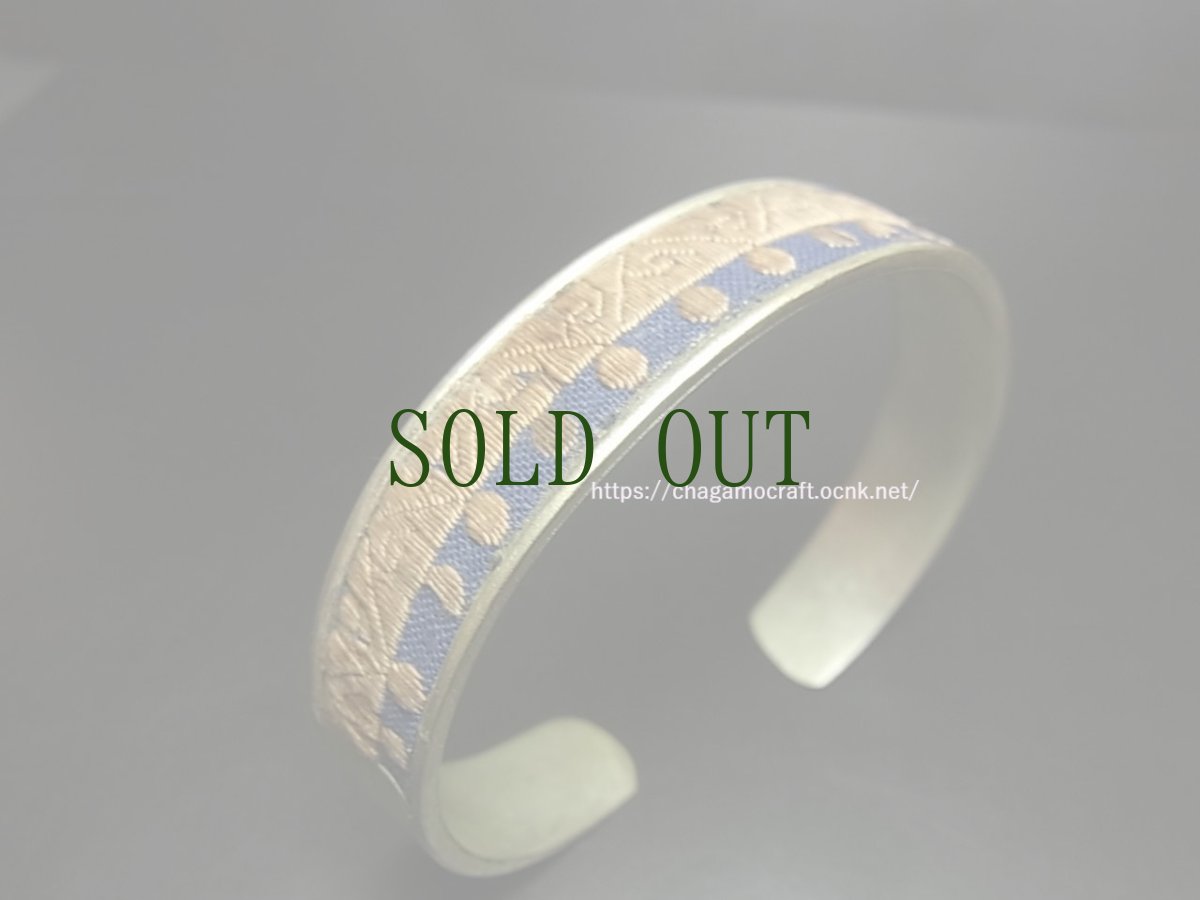 画像2: 貴州省ミャオ族の刺繍古裂バングル(苗銀)　Old embroidery Miao silver bangle　 (2)