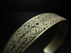 画像4: 貴州省ミャオ族の刺繍古裂バングル(苗銀)　Old embroidery Miao silver bangle　 (4)