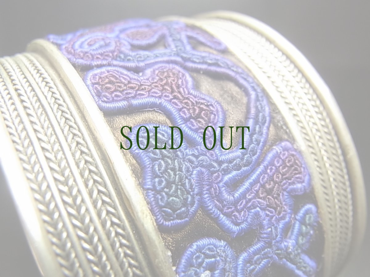画像4: 貴州省ミャオ族の刺繍古裂バングル(苗銀)　Old embroidery Miao silver bangle　 (4)