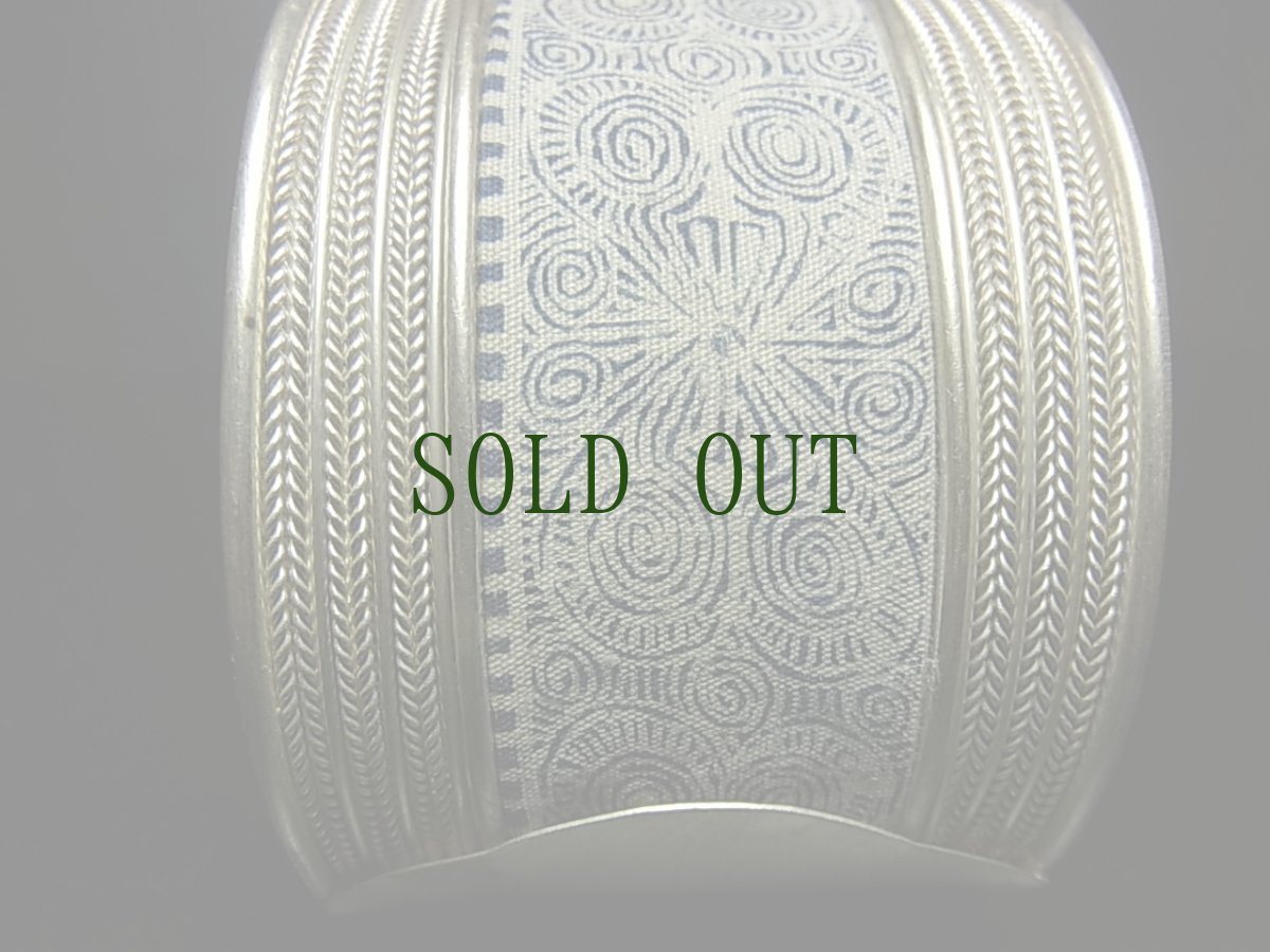 画像3: 貴州省ミャオ族の藍印花布古裂バングル(苗銀)　（藍染め・ろうけつ染め） (3)