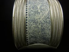 画像3: 貴州省ミャオ族の藍印花布古裂バングル(苗銀)　（藍染め・ろうけつ染め） (3)