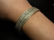 画像6: 貴州省ミャオ族の刺繍古裂バングル(苗銀)　Old embroidery Miao silver bangle　 (6)
