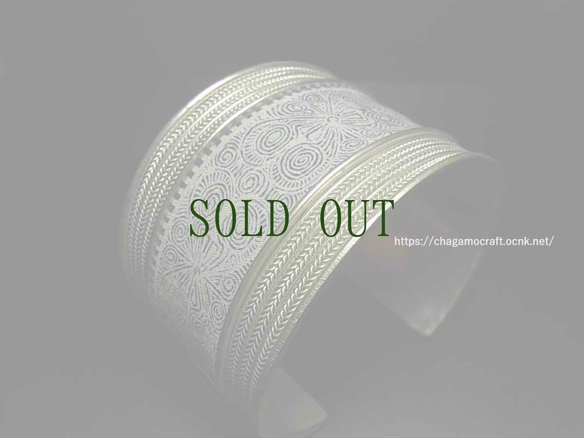 画像2: 貴州省ミャオ族の藍印花布古裂バングル(苗銀)　（藍染め・ろうけつ染め） (2)