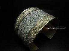 画像2: 貴州省ミャオ族の藍印花布古裂バングル(苗銀)　（藍染め・ろうけつ染め） (2)