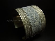 画像1: 貴州省ミャオ族の藍印花布古裂バングル(苗銀)　（藍染め・ろうけつ染め） (1)