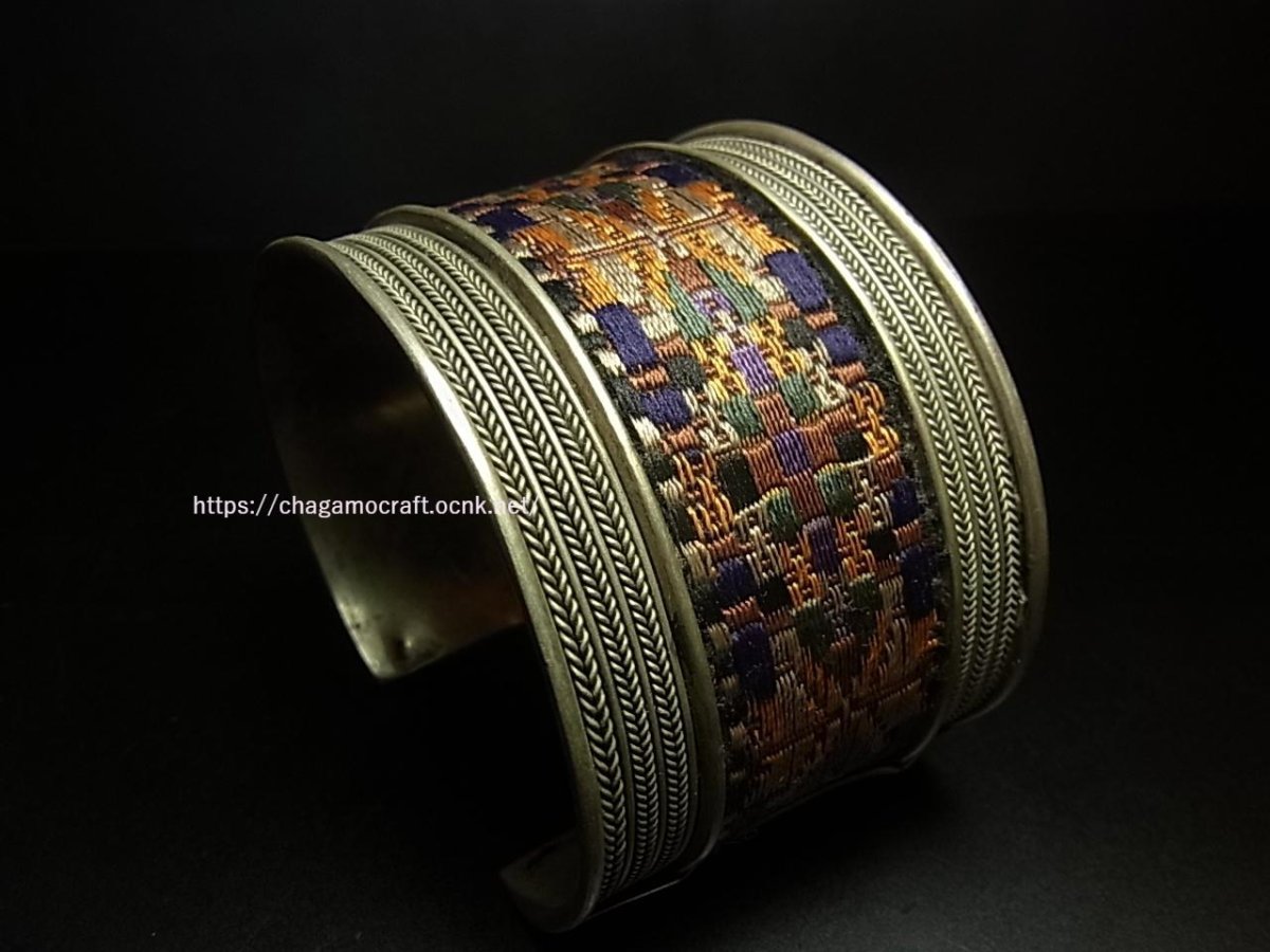 画像1: 貴州省ミャオ族の刺繍古裂バングル(苗銀)　Old embroidery Miao silver bangle　 (1)