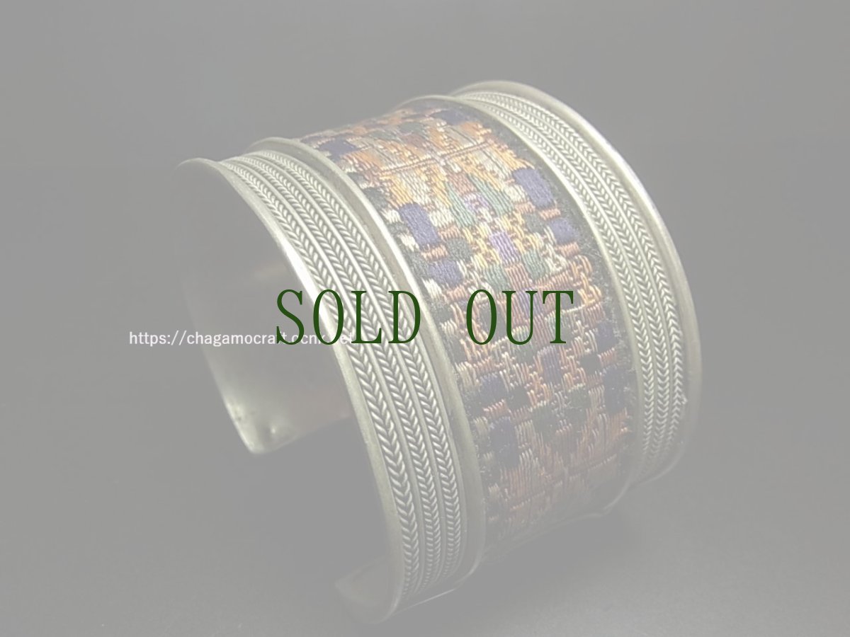画像1: 貴州省ミャオ族の刺繍古裂バングル(苗銀)　Old embroidery Miao silver bangle　 (1)