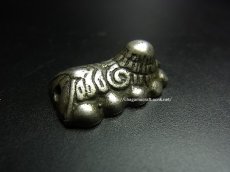 画像1: チベット・トクチャ(天鉄・Thogchags)　センゲ（雪獅子・臥獅子）蔵銀製 (1)