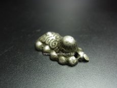 画像2: チベット・トクチャ(天鉄・Thogchags)　センゲ（雪獅子・臥獅子）蔵銀製 (2)