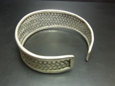 画像4: 貴州ミャオ族のシルバーバングル(ミャオ銀)　編み　約24 mm (4)