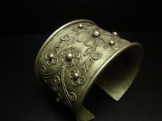 画像2: 貴州ミャオ族のシルバーバングル(ミャオ銀)　花 (2)