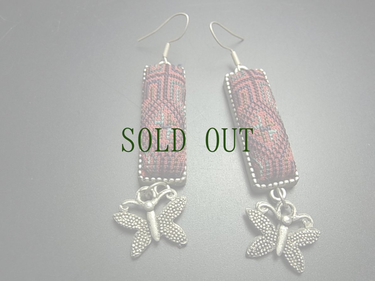 画像2: ミャオ族（苗族）の苗銀製・刺繍古裂ピアス/  Miao Old embroidery earrings　 (2)