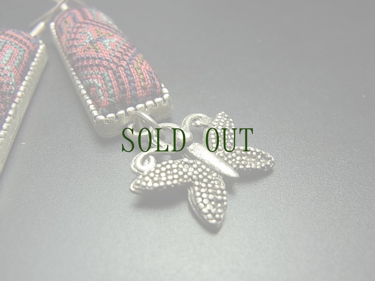 画像4: ミャオ族（苗族）の苗銀製・刺繍古裂ピアス/  Miao Old embroidery earrings　 (4)