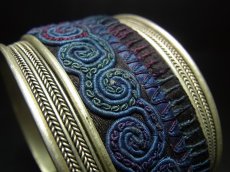 画像5: 貴州省ミャオ族の刺繍古裂バングル(苗銀)　ノットステッチ　Old embroidery Miao silver bangle　 (5)