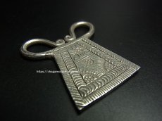 画像1: 白メオ族（モン族/白苗族/ミャオ）錠前型魔除け背守り・Old silver amulet from Meo（Hmong）（モンシルバー） (1)