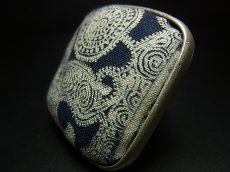 画像4: 貴州ミャオ族の藍印花布・古裂リング　（苗銀製）　藍染め・ろうけつ染め　　(特大)　 (4)