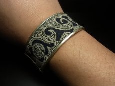 画像5: 貴州省ミャオ族の藍印花布古裂バングル(苗銀)　（藍染め・ろうけつ染め） (5)