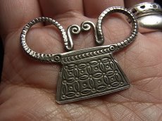 画像5: 白メオ族（モン族/白苗族/ミャオ）錠前型魔除け背守り・Old silver amulet from Meo（Hmong）（モンシルバー） (5)