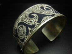 画像2: 貴州省ミャオ族の藍印花布古裂バングル(苗銀)　（藍染め・ろうけつ染め） (2)