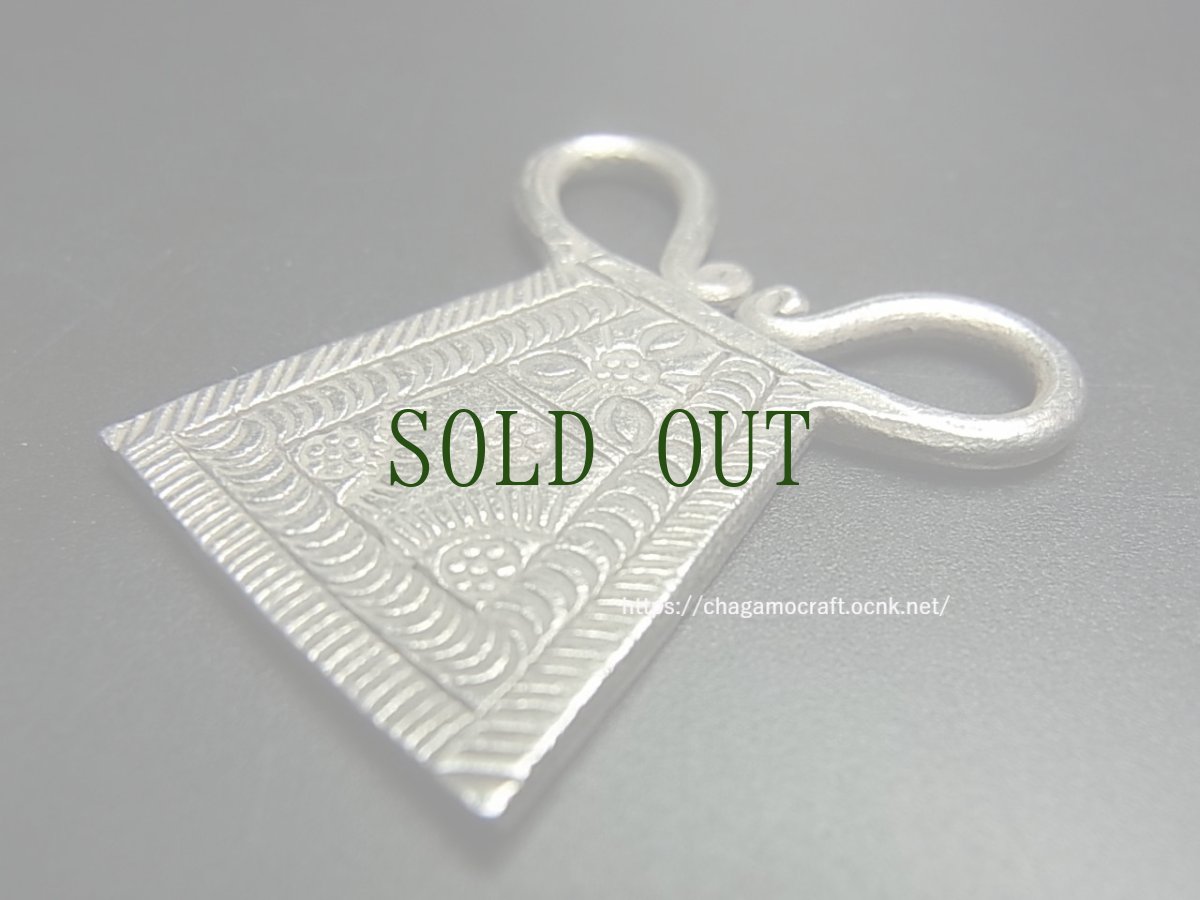 画像3: 白メオ族（モン族/白苗族/ミャオ）錠前型魔除け背守り・Old silver amulet from Meo（Hmong）（モンシルバー） (3)