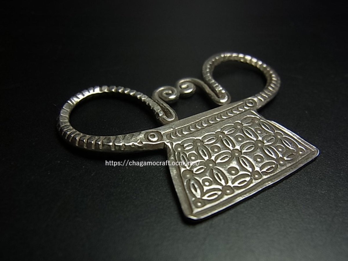 画像1: 白メオ族（モン族/白苗族/ミャオ）錠前型魔除け背守り・Old silver amulet from Meo（Hmong）（モンシルバー） (1)