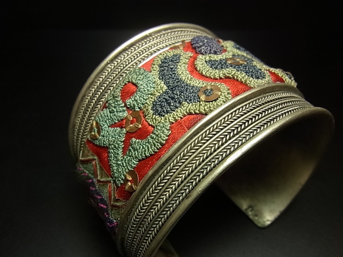 画像2: 貴州省ミャオ族の刺繍古裂バングル(苗銀)プリーツドブレードステッチ　Old embroidery Miao silver bangle　 (2)