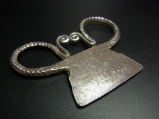 画像4: 白メオ族（モン族/白苗族/ミャオ）錠前型魔除け背守り・Old silver amulet from Meo（Hmong）（モンシルバー） (4)