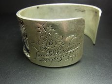 画像4: 貴州省ミャオ族の藍印花布古裂バングル(苗銀)　（藍染め・ろうけつ染め） (4)