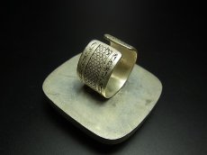 画像3: 貴州ミャオ族の藍印花布・古裂リング　（苗銀製）　藍染め・ろうけつ染め　　(特大)　 (3)