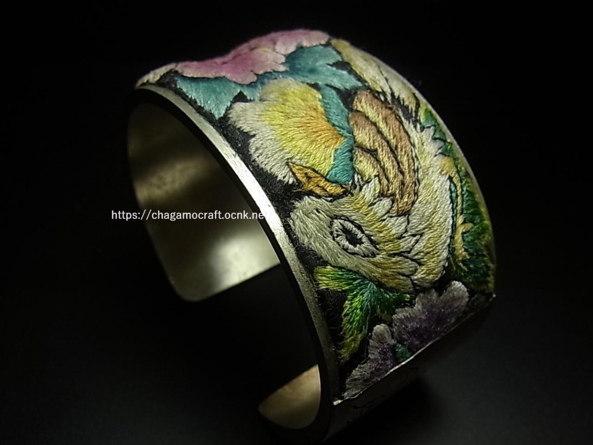 画像1: 貴州省ミャオ族の刺繍古裂バングル(苗銀)プレインステッチ　Old embroidery Miao silver bangle　 (1)