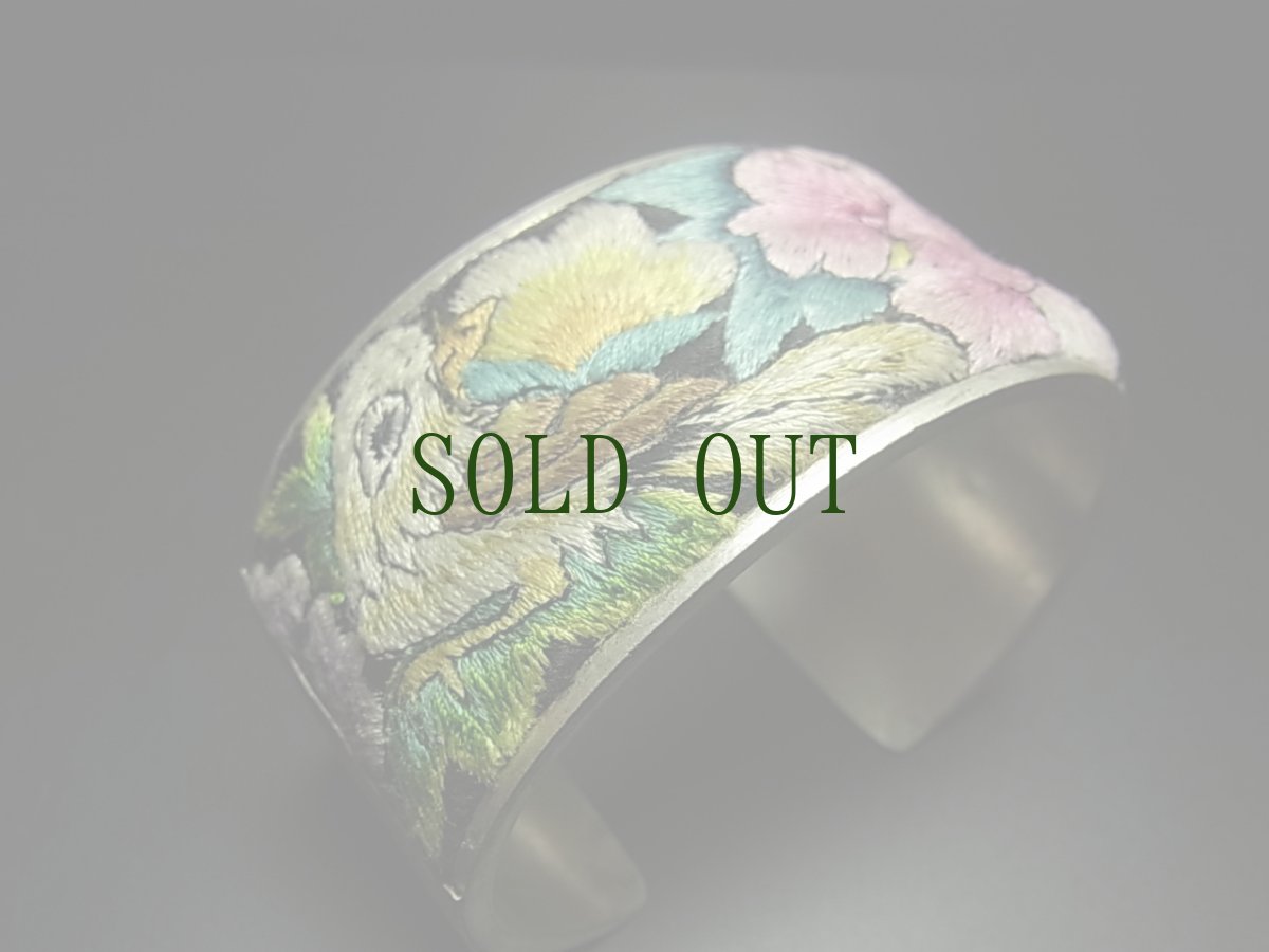 画像2: 貴州省ミャオ族の刺繍古裂バングル(苗銀)プレインステッチ　Old embroidery Miao silver bangle　 (2)