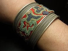 画像6: 貴州省ミャオ族の刺繍古裂バングル(苗銀)プリーツドブレードステッチ　Old embroidery Miao silver bangle　 (6)