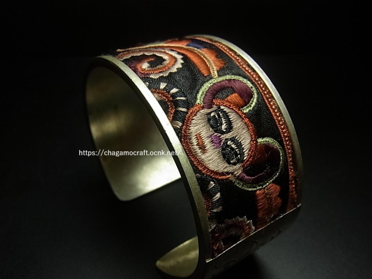 画像1: 貴州省ミャオ族の刺繍古裂バングル(苗銀)　剪紙破線繍/ Split thread stitch・Old embroidery Miao silver bangle　 (1)