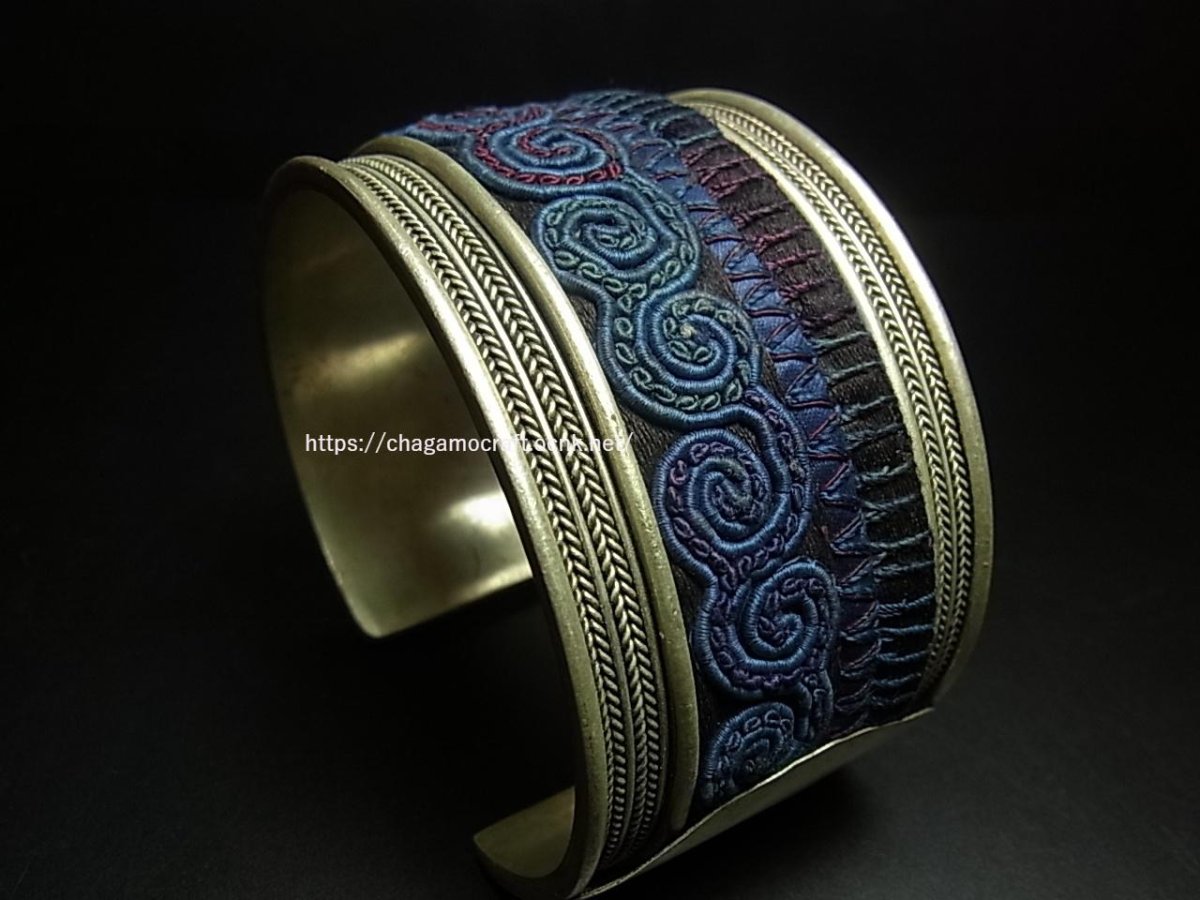 画像1: 貴州省ミャオ族の刺繍古裂バングル(苗銀)　ノットステッチ　Old embroidery Miao silver bangle　 (1)