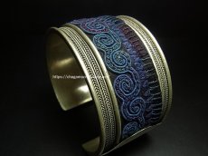 画像1: 貴州省ミャオ族の刺繍古裂バングル(苗銀)　ノットステッチ　Old embroidery Miao silver bangle　 (1)